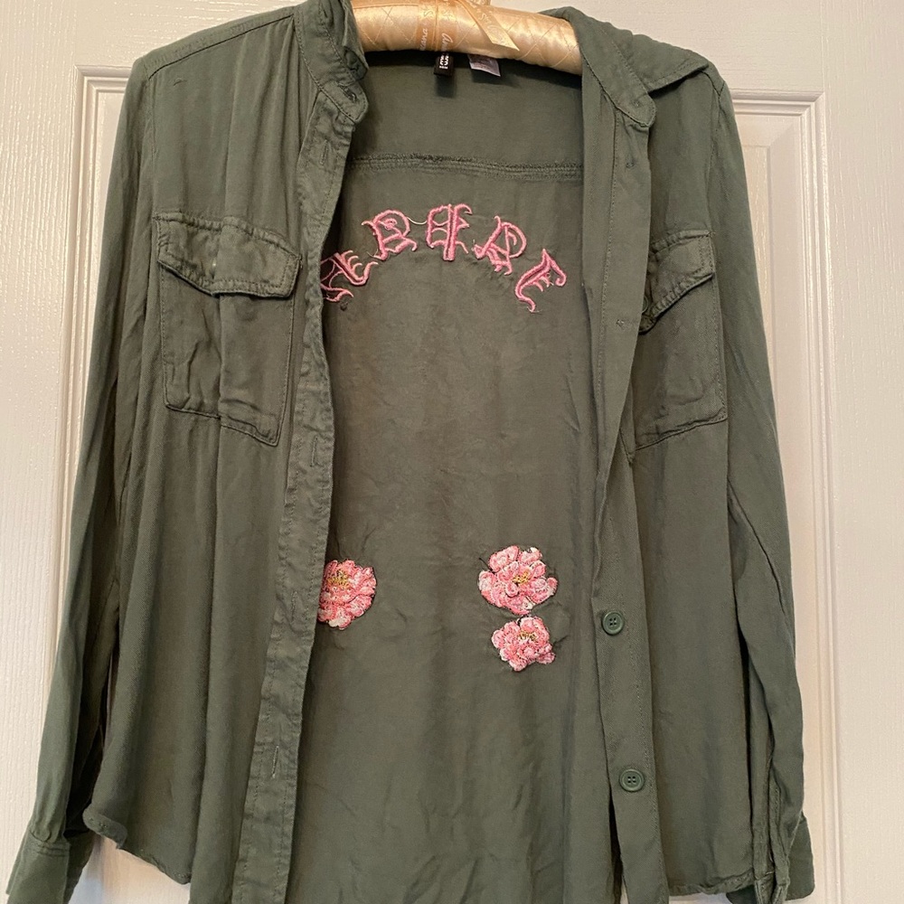 Button down - Picture 2 of 3